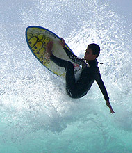 Surfer macht einen Sprung aus der Welle