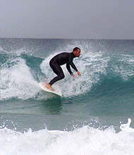 Surfer f�hrt einen Bottom Turn