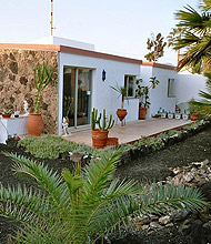 Sicht aus dem Garten auf die Surfvilla